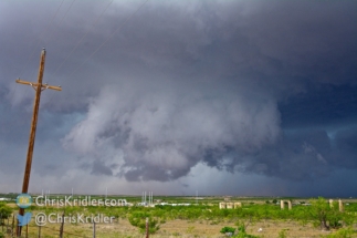 The wall cloud nears.