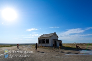 Near the Monument Rocks, this abandoned house caught our eye.