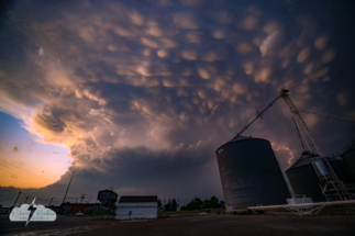 Mammatus and lightning at Putnam, Oklahoma.